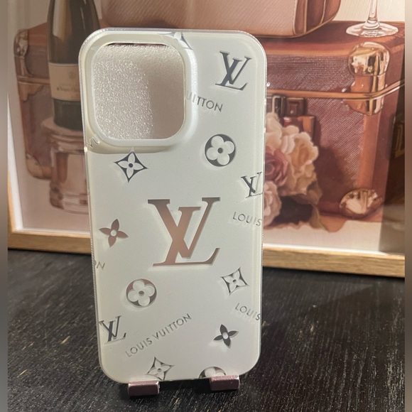 Luxurious White Phone Case - Picture 2 of 3